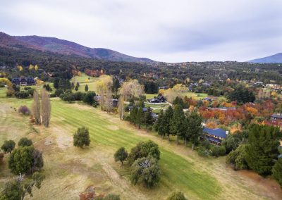 Casa desde arriba con golf